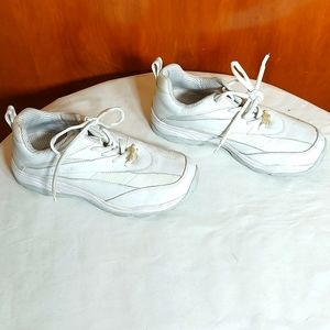 1- pair of WOMANS  WHITE LA NEW SPORTS TENNIS SHOES SIZE 24.5. EXCELLENT COND.